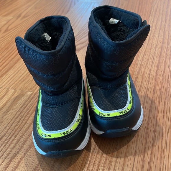 Other - 7-8T Lined snow boots